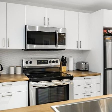 Beautiful 1 Bedroom Apartment - Private Entrance Moncton Esterno foto