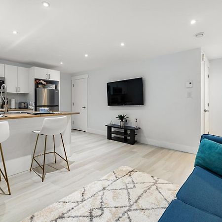 Beautiful 1 Bedroom Apartment - Private Entrance Moncton Esterno foto