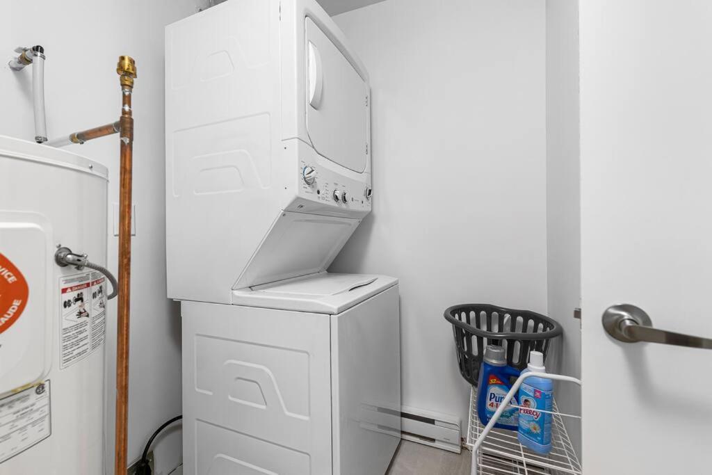 Beautiful 1 Bedroom Apartment - Private Entrance Moncton Esterno foto