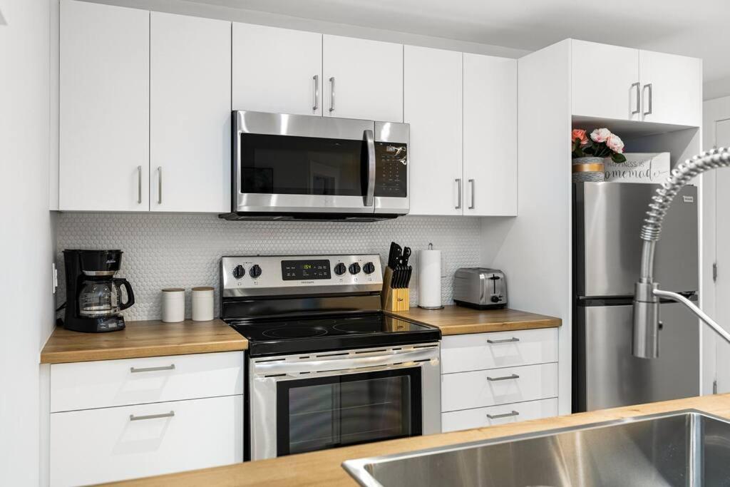 Beautiful 1 Bedroom Apartment - Private Entrance Moncton Esterno foto