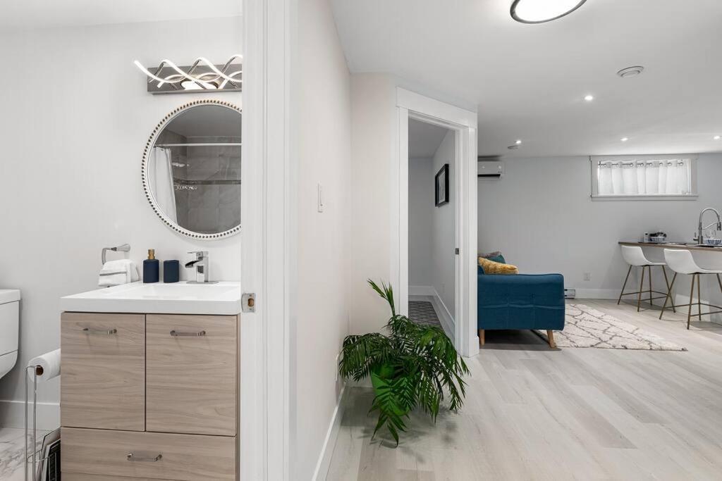 Beautiful 1 Bedroom Apartment - Private Entrance Moncton Esterno foto