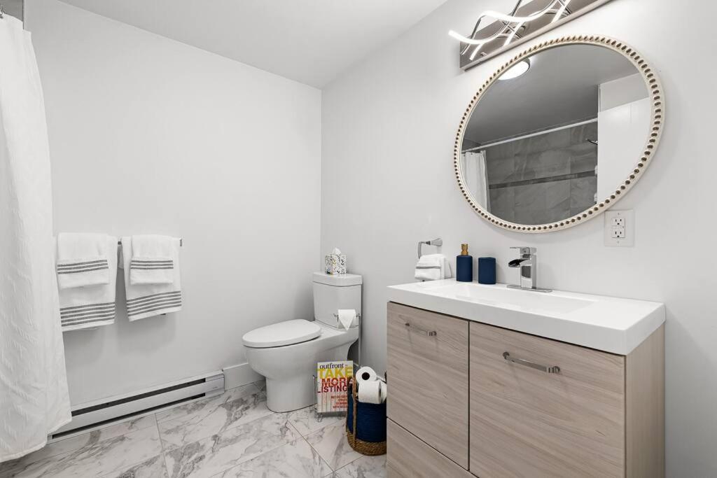 Beautiful 1 Bedroom Apartment - Private Entrance Moncton Esterno foto