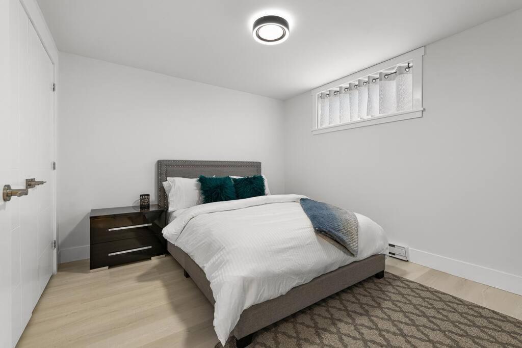 Beautiful 1 Bedroom Apartment - Private Entrance Moncton Esterno foto