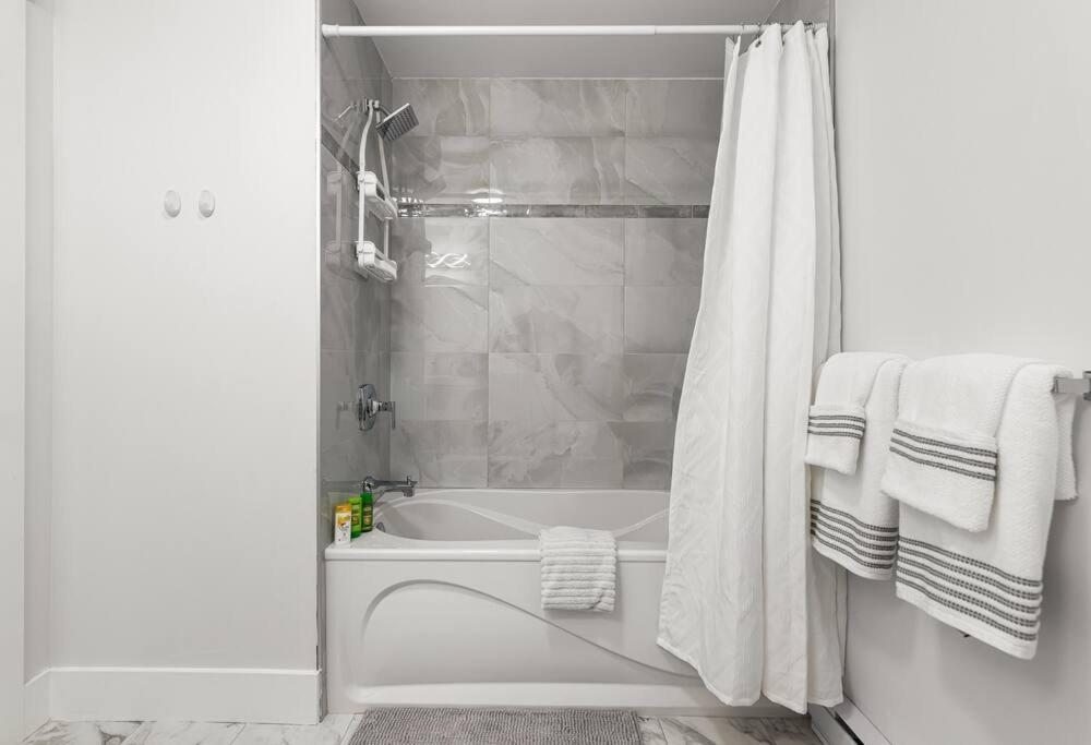 Beautiful 1 Bedroom Apartment - Private Entrance Moncton Esterno foto