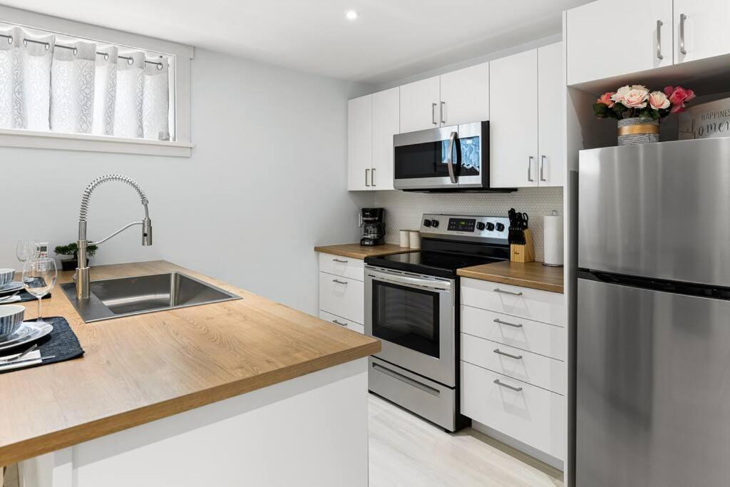 Beautiful 1 Bedroom Apartment - Private Entrance Moncton Esterno foto