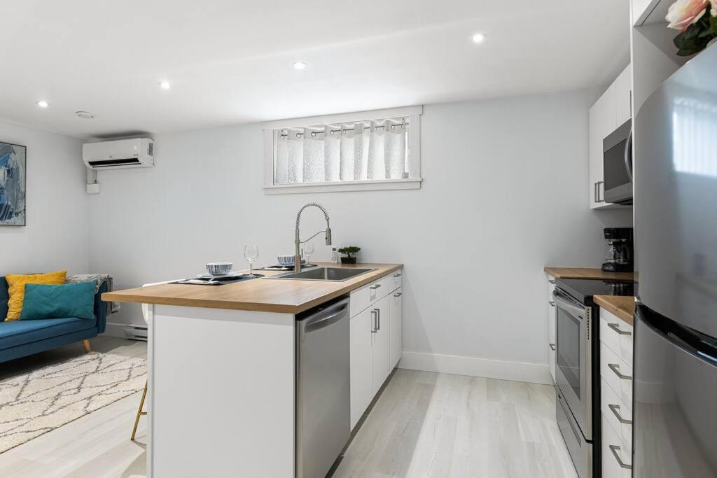 Beautiful 1 Bedroom Apartment - Private Entrance Moncton Esterno foto