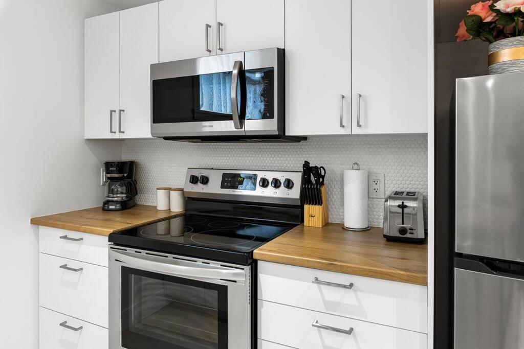 Beautiful 1 Bedroom Apartment - Private Entrance Moncton Esterno foto