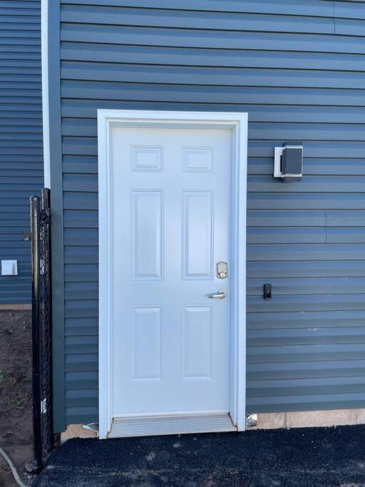 Beautiful 1 Bedroom Apartment - Private Entrance Moncton Esterno foto