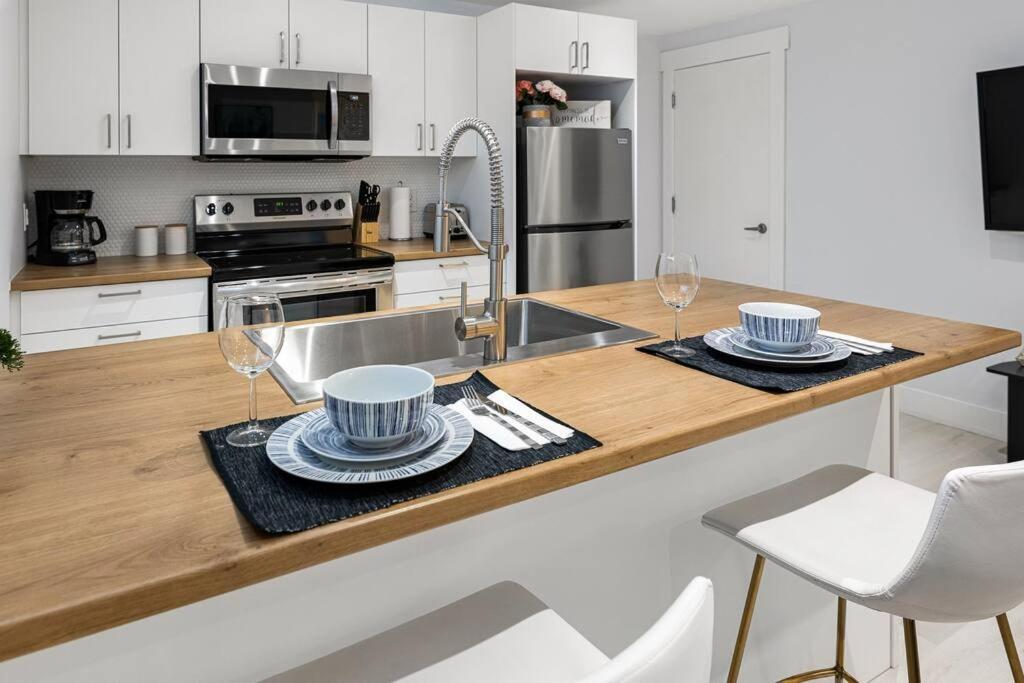 Beautiful 1 Bedroom Apartment - Private Entrance Moncton Esterno foto