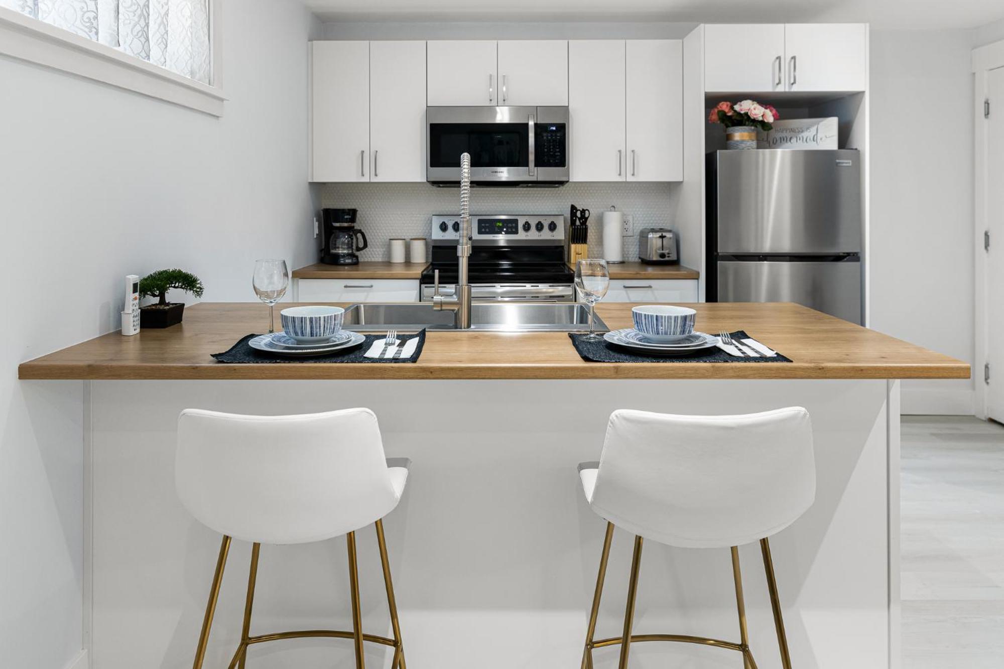 Beautiful 1 Bedroom Apartment - Private Entrance Moncton Esterno foto