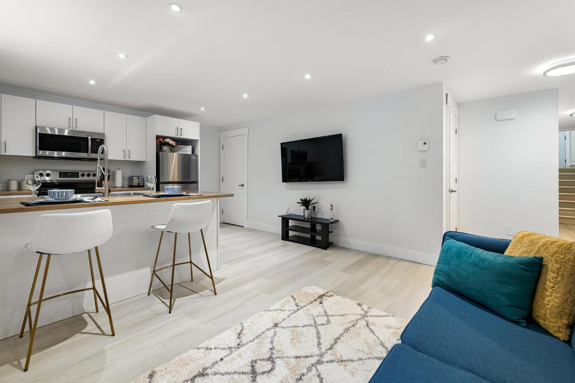 Beautiful 1 Bedroom Apartment - Private Entrance Moncton Esterno foto