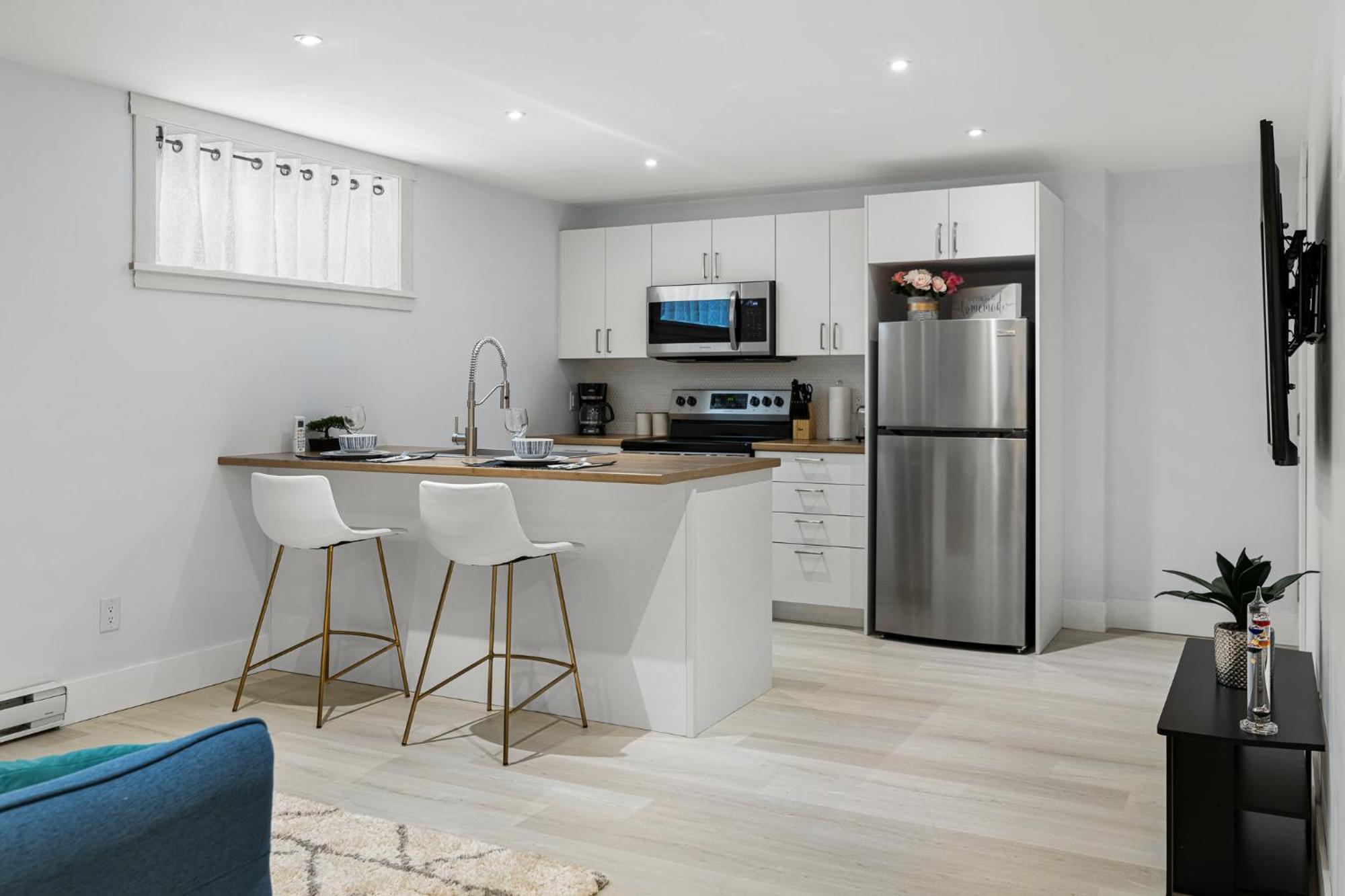 Beautiful 1 Bedroom Apartment - Private Entrance Moncton Esterno foto