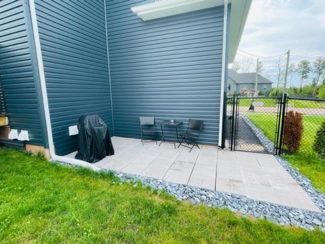 Beautiful 1 Bedroom Apartment - Private Entrance Moncton Esterno foto